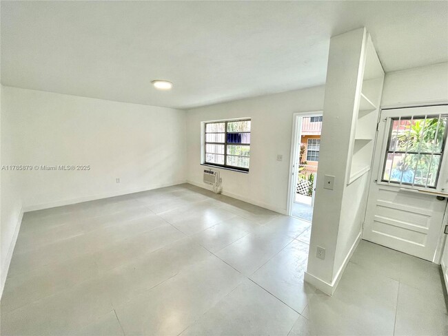 Building Photo - 550 SW 10th St