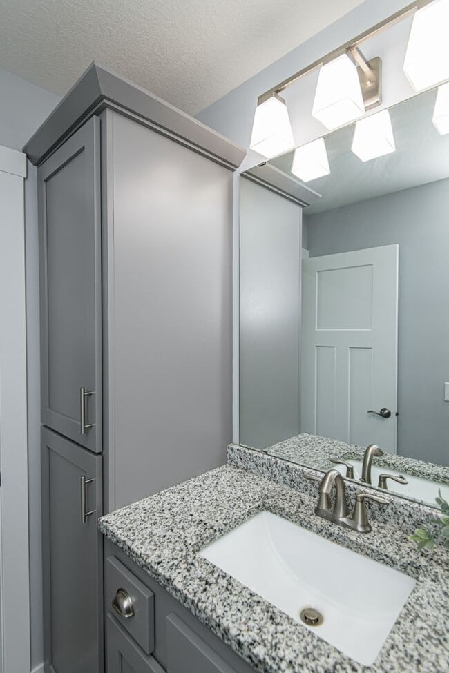 Building Photo - Gorgeous, spacious home on beautiful count...