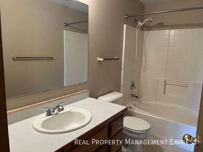 Building Photo - 3 Bedroom 2.5 Bathroom side-by-side duplex with lots of updates