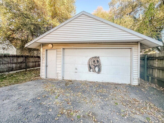 Building Photo - Very well maintained three bedroom house with tons of storage and two car garage