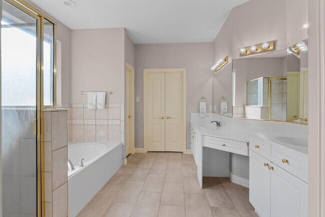 Building Photo - "Beautiful 4-Bedroom Home with Expansive D...