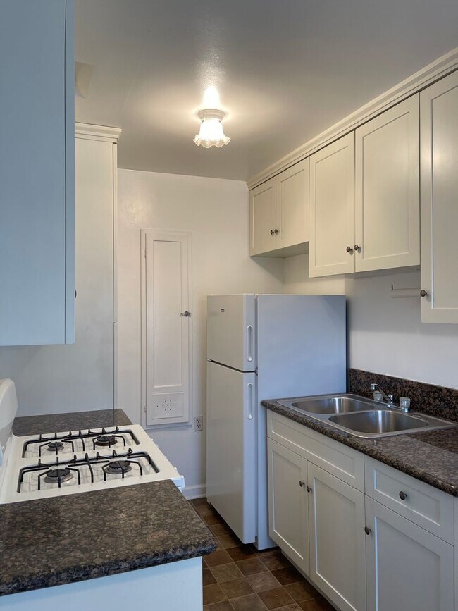 Building Photo - Large 1 Bedroom 1 Bath in Los Feliz!