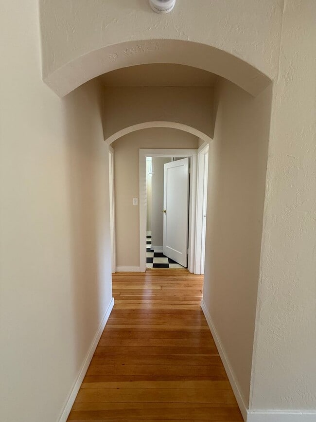 Building Photo - Cute two bedroom cottage in central Ashlan...