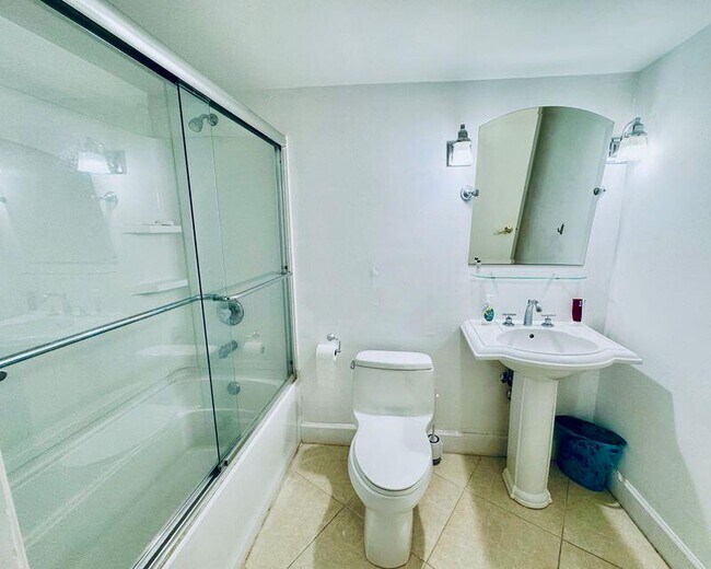 Building Photo - 5420 N Ocean Dr