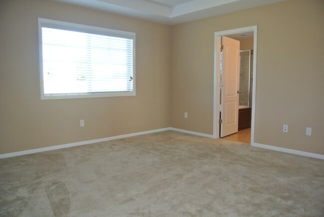 Building Photo - 5Bed/3.5Bath Home in Blackstone Country Club Community