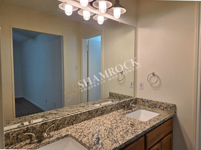 Building Photo - Cougar Ridge Duplex