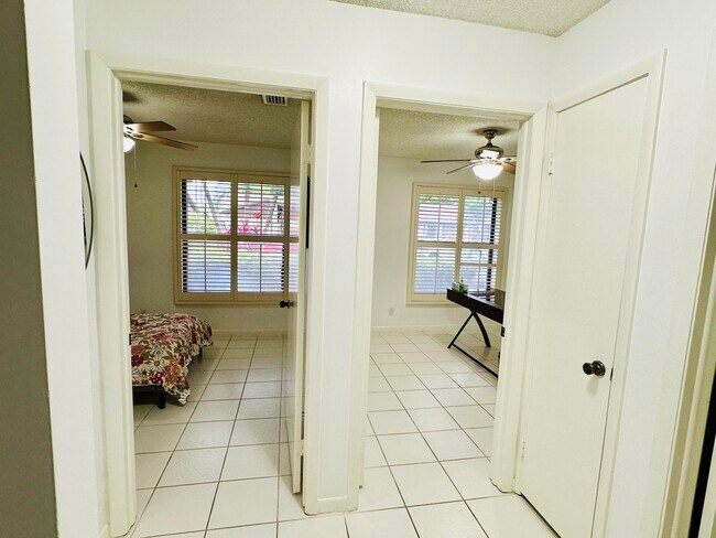 Building Photo - 5077 Forsythia St