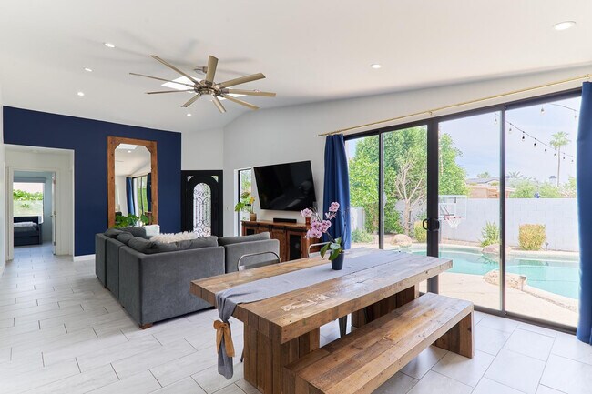 Building Photo - 8113 E Redwing Rd