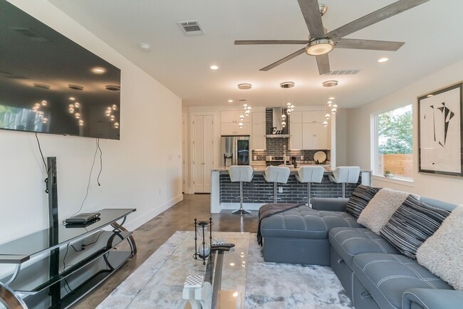 Building Photo - TX-AUS-113DEN