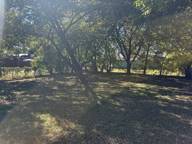 Building Photo - 3/1.5 in Quiet Neighborhood Near Fairview ...