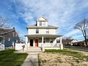 Building Photo - 104 Thompson St