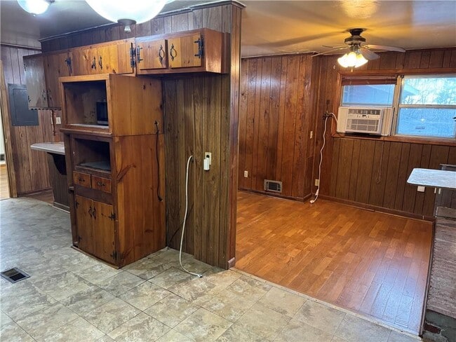 Building Photo - 556 Lamar Dr