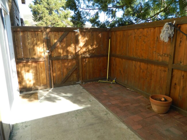 Building Photo - Townhouse w/ Garage & Private Patio, Walki...