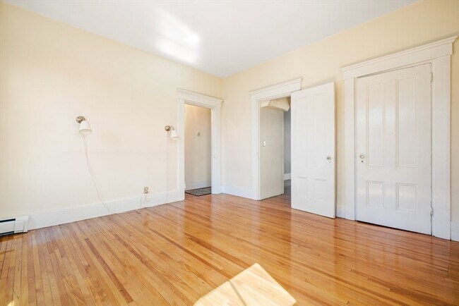 Building Photo - 28 Chestnut St