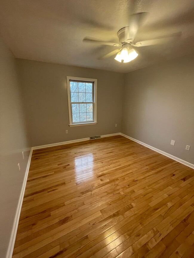 Building Photo - Beautiful custom built 5 bed 4 bath home with finished basement ready for you to move-in!