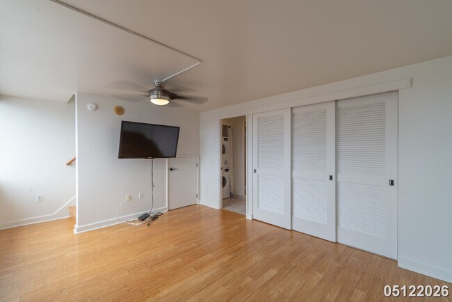 Building Photo - The Windsor, 1bd, 1.5ba, 1prking, Must See, Avail today!