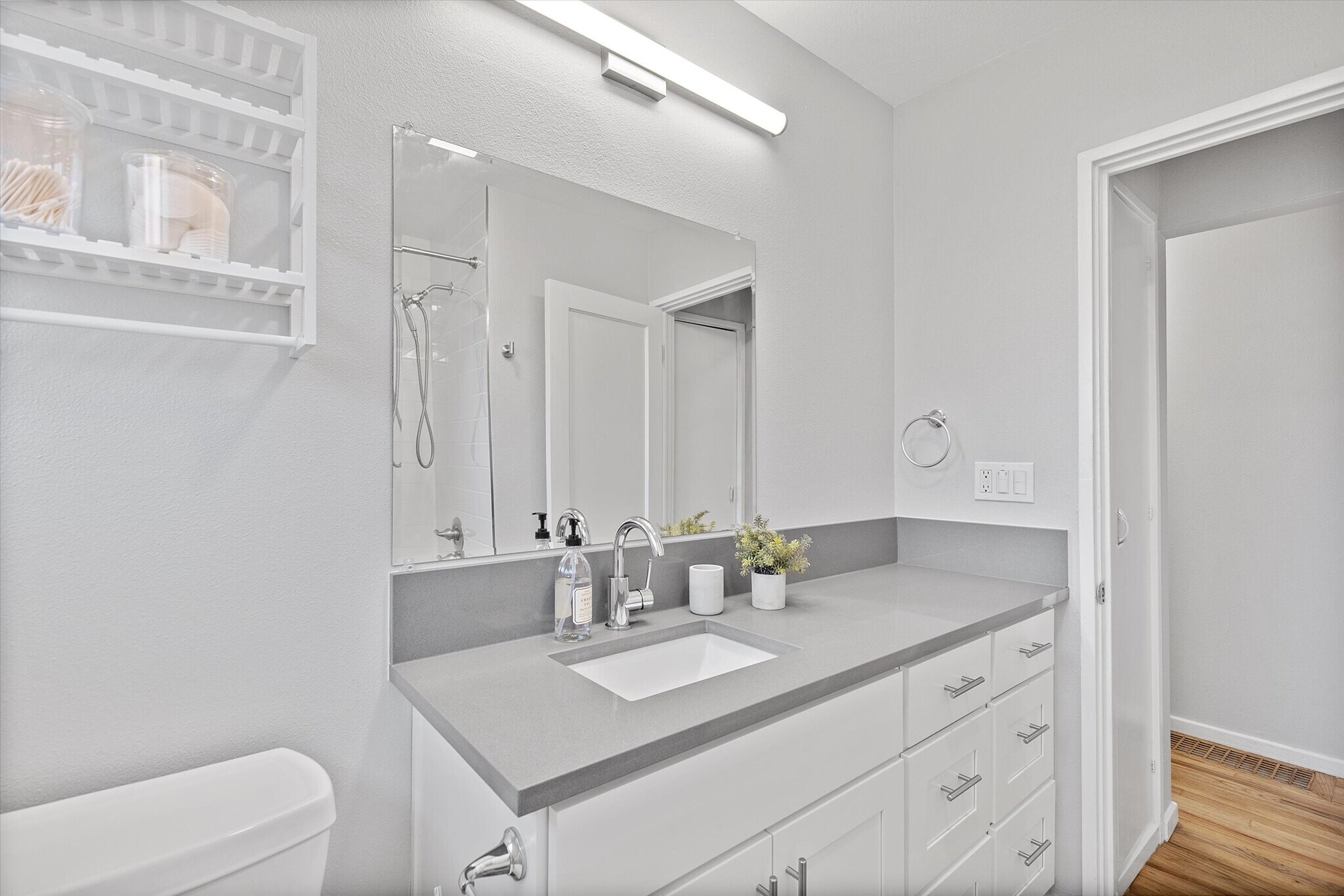 Building Photo - 4775 SW Beech Dr