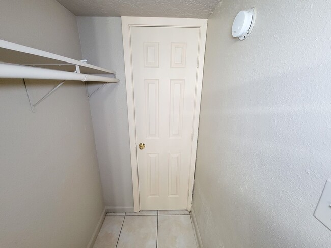 Building Photo - This charming home offers 3 bedrooms and 2...