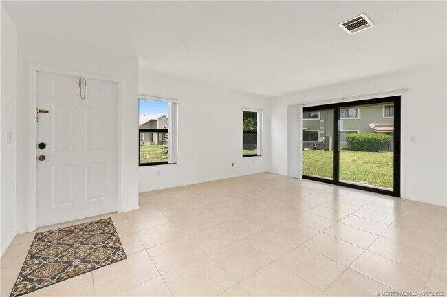 Building Photo - 1496 SE Colchester Cir
