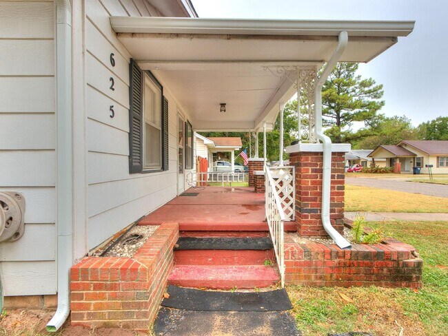 Building Photo - 3 Bedroom 1 Bath home in Shawnee!