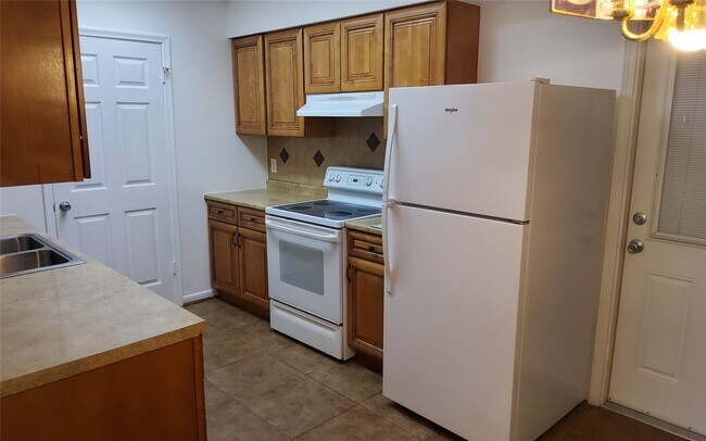 Primary Photo - 2121 Redwood St