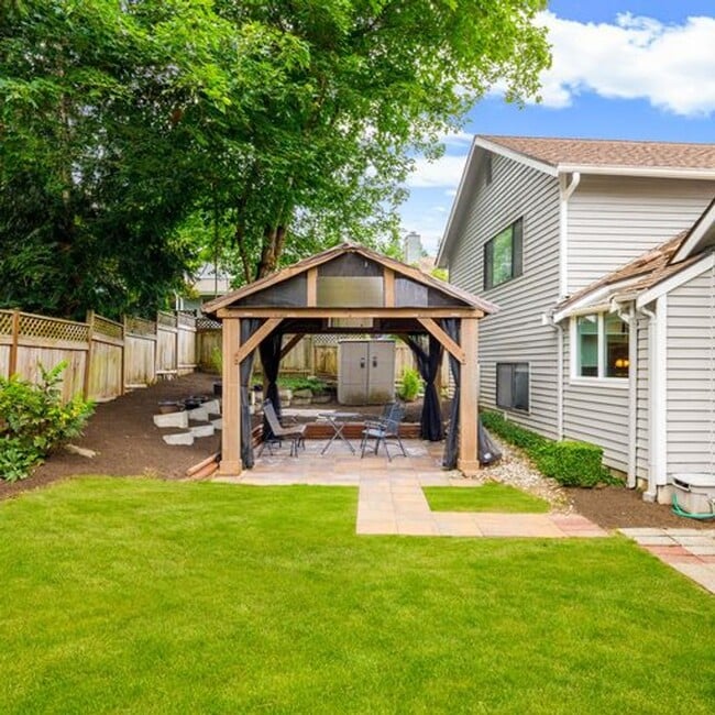 Building Photo - Spacious Education Hill Beauty