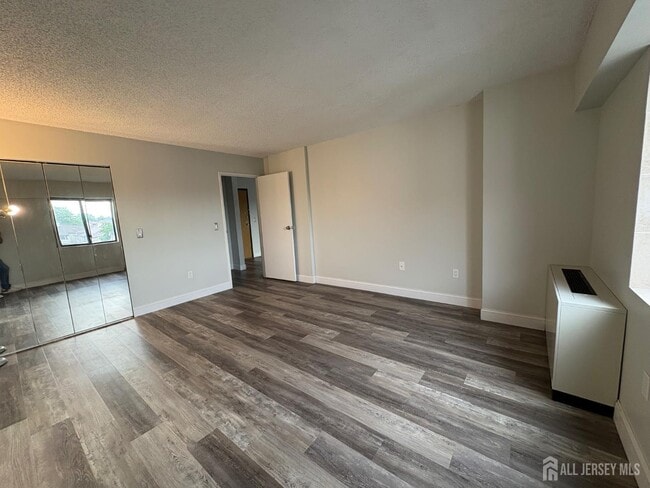 Building Photo - 10 N Wood Ave
