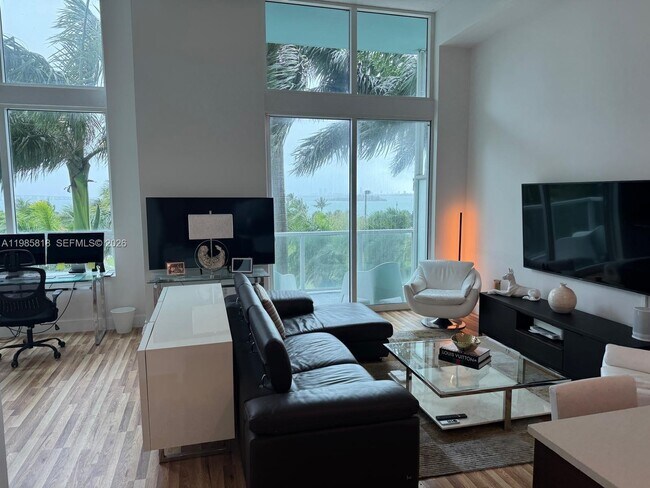 Building Photo - 1900 N Bayshore Dr