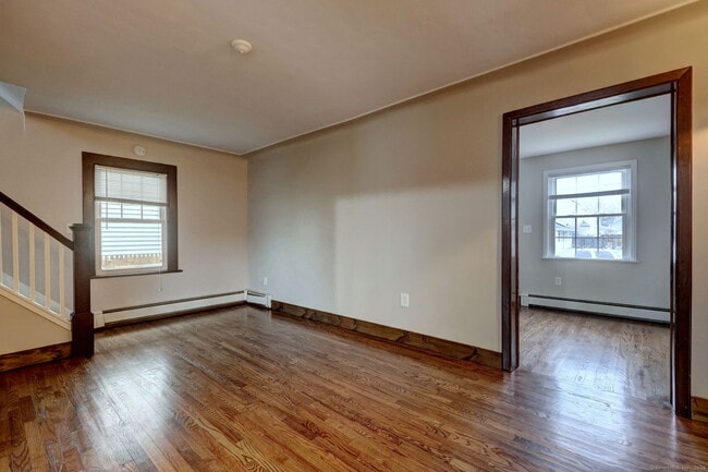Building Photo - 18 Cowles St