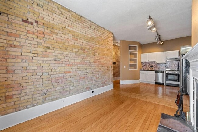 Building Photo - 609 S 9th St