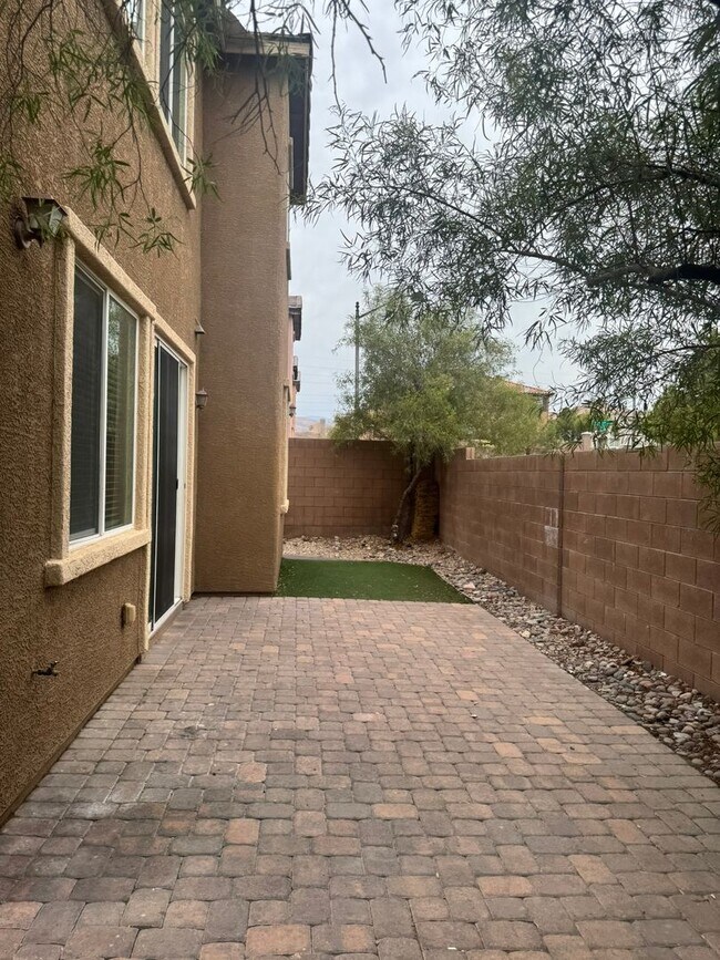 Building Photo - Adorable 3-Bed, 3-Bath Home in Gated Commu...