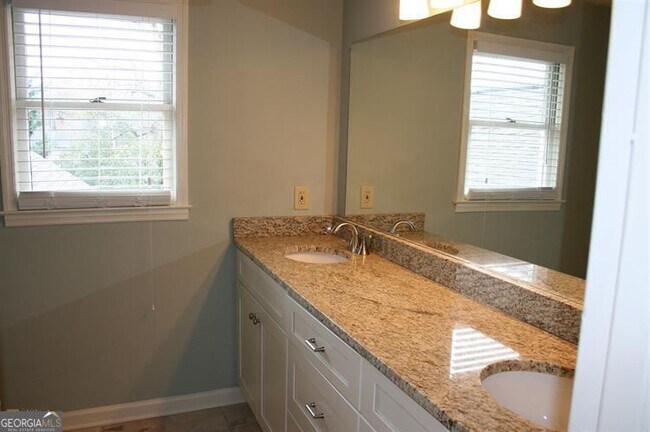 Building Photo - 6 Woodland Dr
