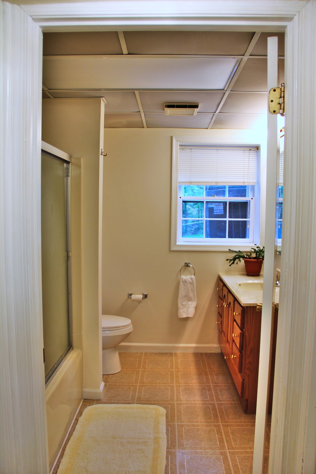 Full bath with tub - 813 Spring Valley Drive