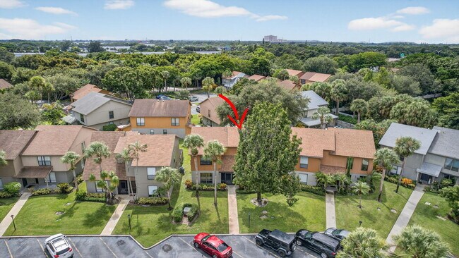 Building Photo - 323 Sandtree Dr