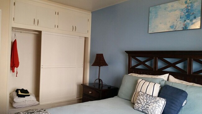 Queen bed - 1442 Pacific Beach Dr