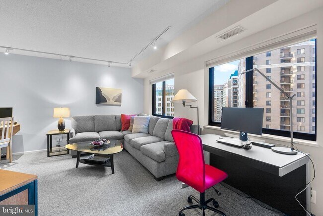 Building Photo - 900 N Stafford St