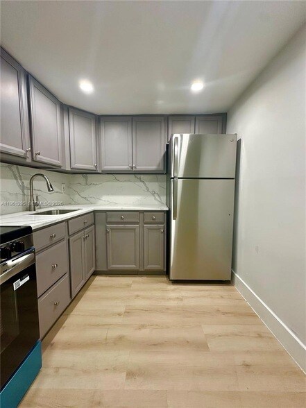 Building Photo - 1109 NE 6th Ave