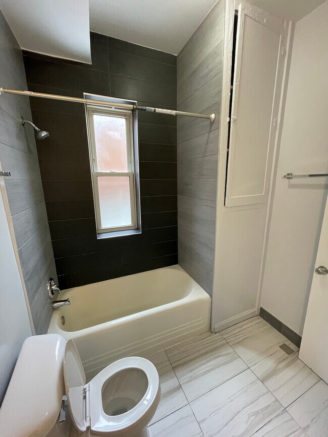 Building Photo - 4431 N Racine Ave