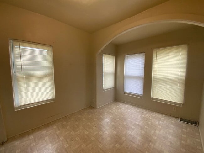 Building Photo - 3-Bedroom, 1-Bathroom Home – $950/Month - ...