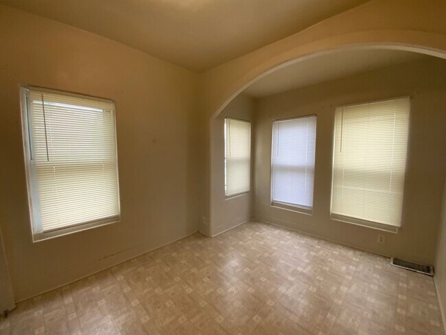 Building Photo - 3-Bedroom, 1-Bathroom Home – $950/Month - MISHAWAKA