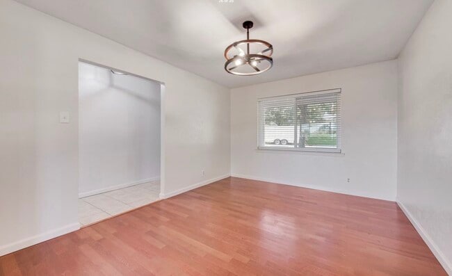 Building Photo - 411 Yorkshire Dr