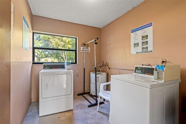 Building Photo - 330 W Park Dr