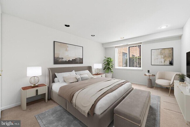 Building Photo - 1640 Oakwood Dr