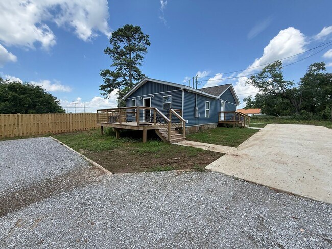 Building Photo - 2108 Veterans Dr