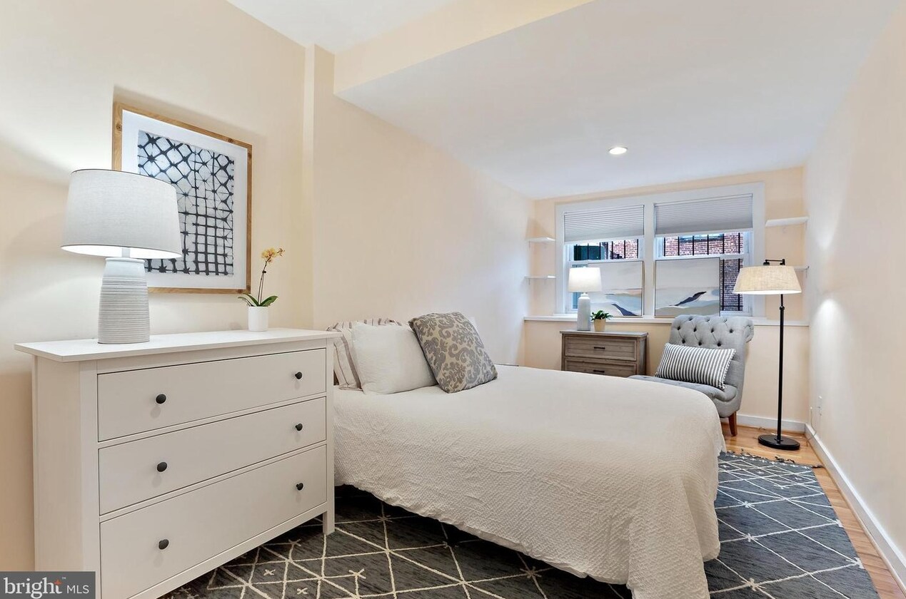 Building Photo - 302 Todd Pl NE