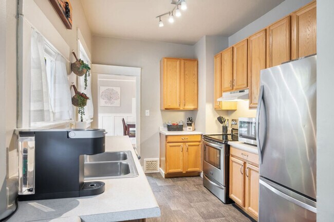 Building Photo - 720 NE 47th St