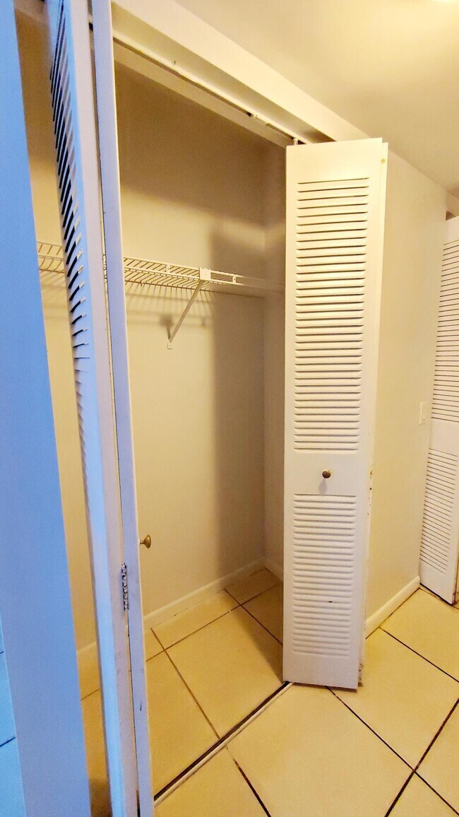 Building Photo - 721 N Pine Island Rd