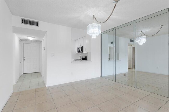 Building Photo - 2900 NW 42nd Ave