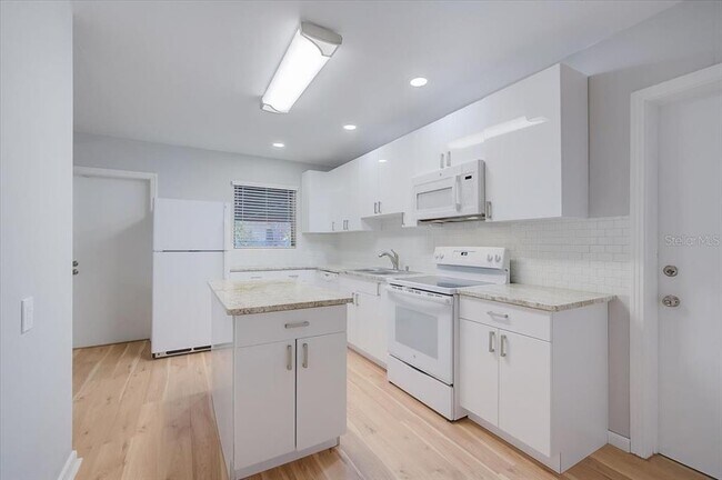 Building Photo - 1221 Cocoanut Ave
