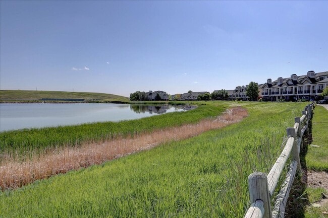 Building Photo - Beautiful 2bed/2bath/1car garage in Louisv...